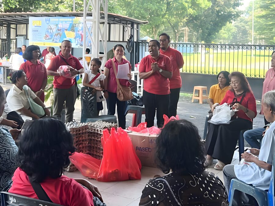 Fransiskus Berbagi: Pengurus Wilayah III Bagikan Telur, Minyak dan Gula untuk Umat
