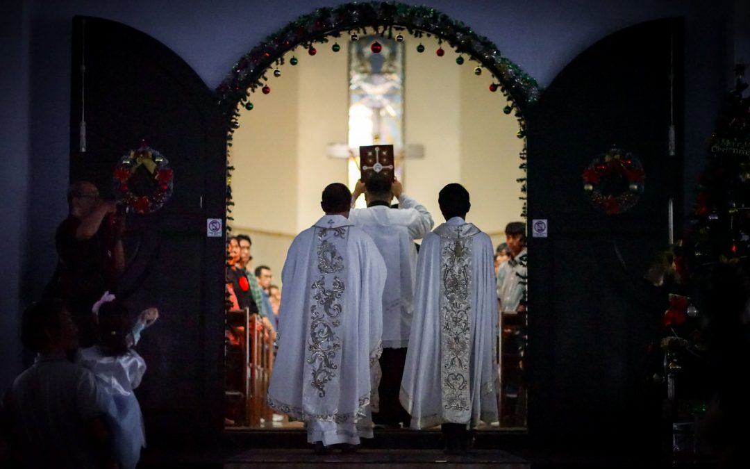 Misa Malam Natal 2025: Anak Muda dan Lanjut Usia Merangkul Menumbuhkan Gereja